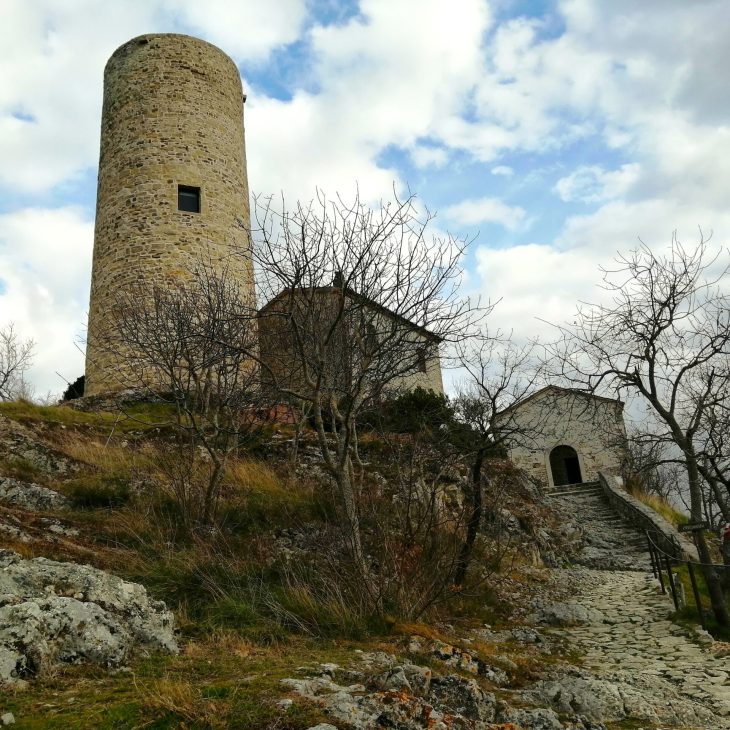 Panorami in Valmarecchia: il Castello di Montebello e il Santuario della Madonna di Saiano