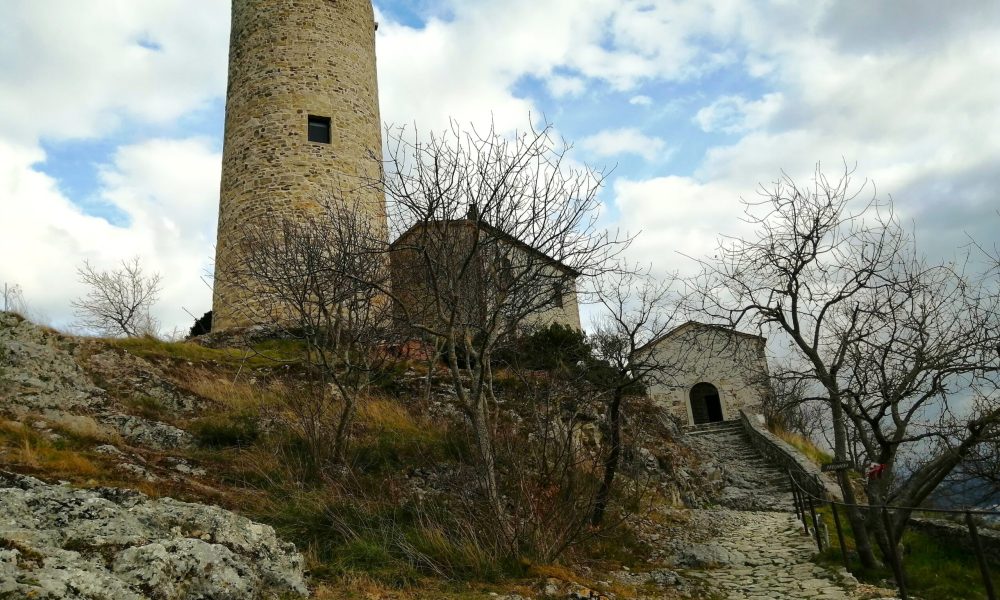 Panorami in Valmarecchia: il Castello di Montebello e il Santuario della Madonna di Saiano